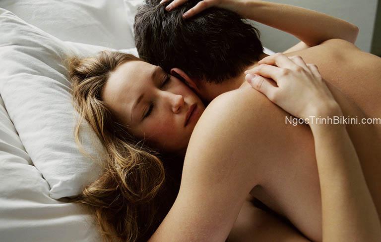 Anh có thể nằm im còn lại để em tự xử nhé