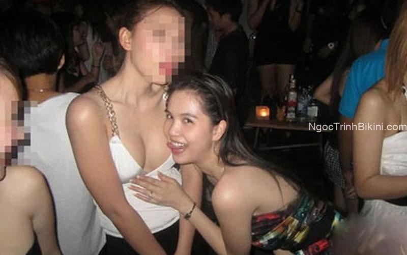 Ngọc Trinh tạo dáng liếm lên vú bạn thân
