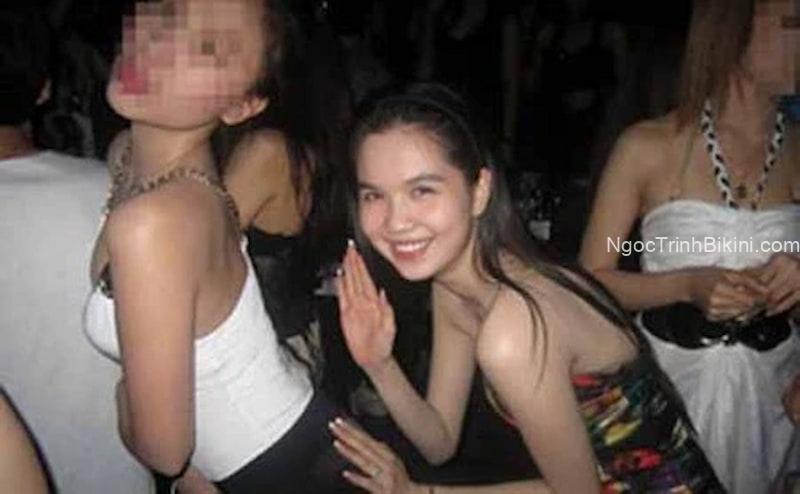 Nữ thần đồ lót vỗ mông bạn mình trong quán bar