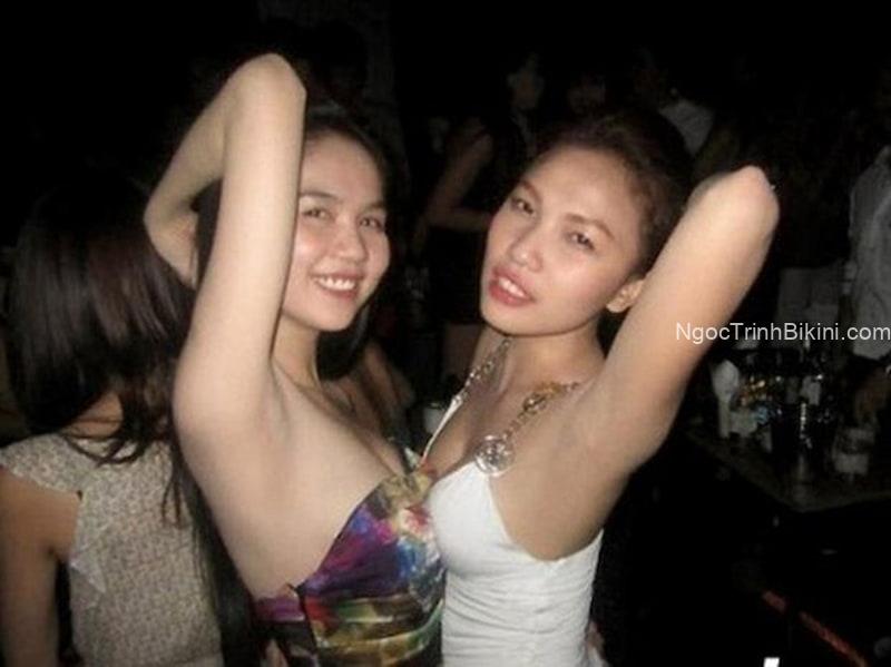 Nữ thần cháy hết mình trong quán bar cùng hội bạn