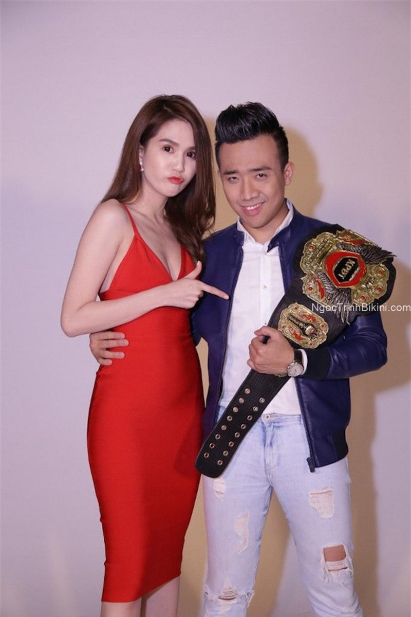 MC Trấn Thành chụp ảnh chung cùng Ngọc Trinh trong Kỳ Phùng Địch Thủ