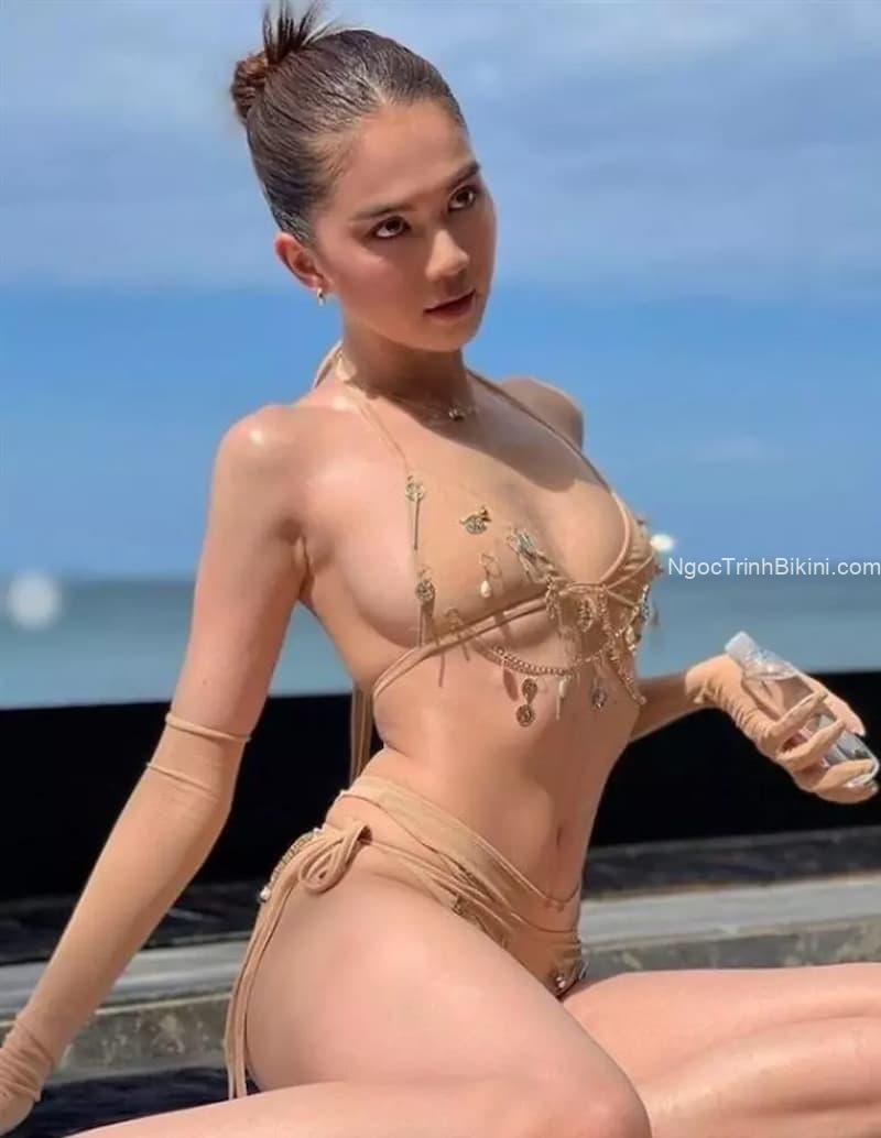 Thân hình nóng bỏng kết hợp bikini siêu mỏng