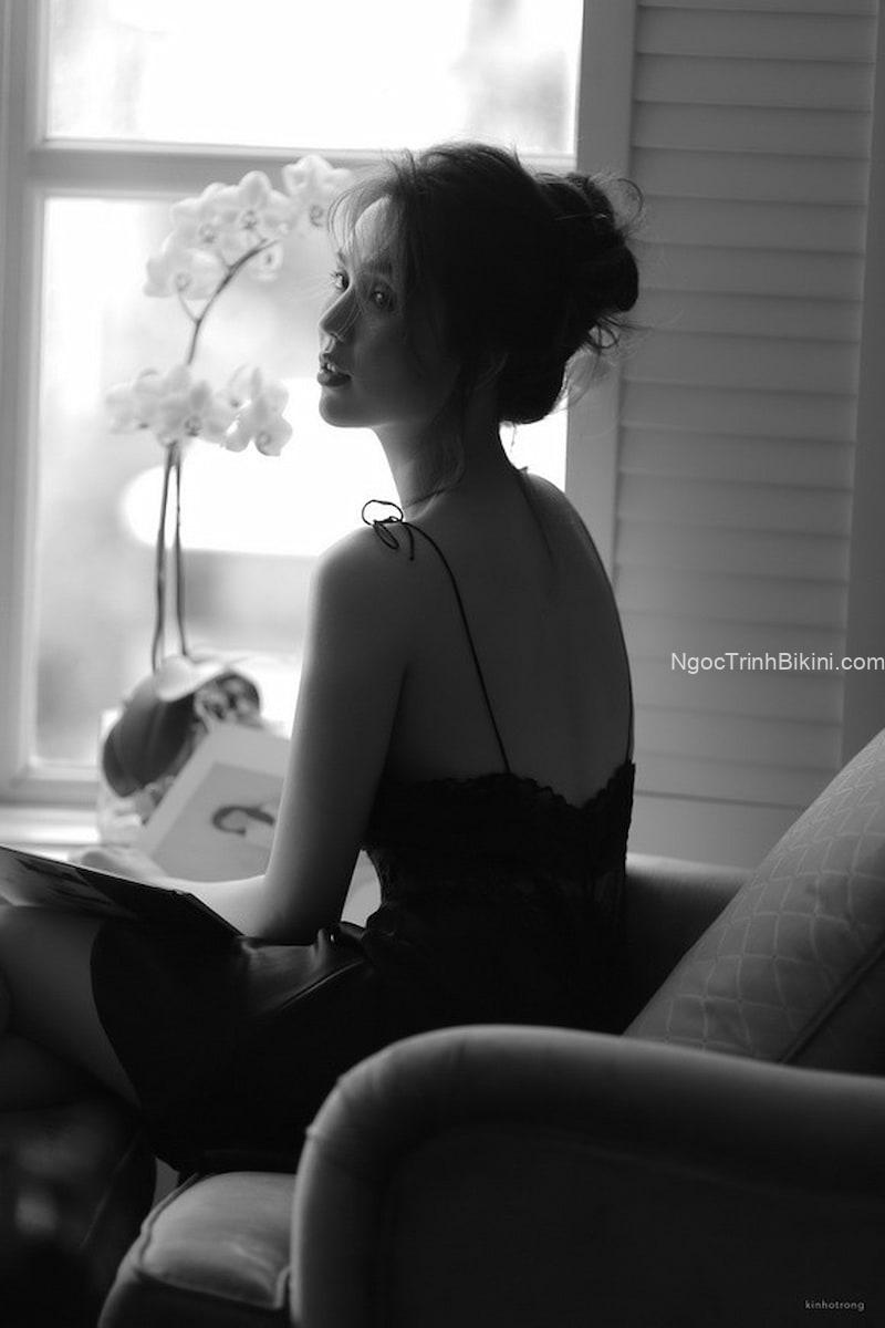 Ngọc Trinh mang áo dây lộ lưng sexy