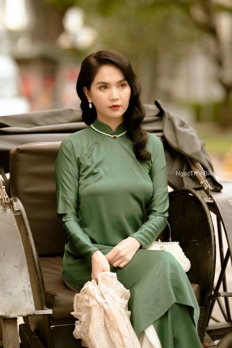 Nữ hoàng nội y thả rông khi đóng phim Chị Chị Em Em
