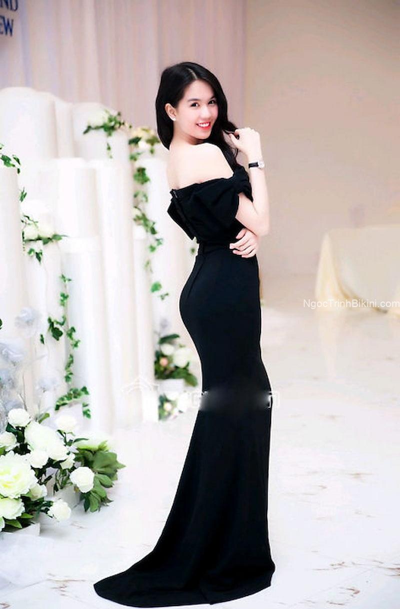 Nữ thần đồ lót quyến rũ với váy đen