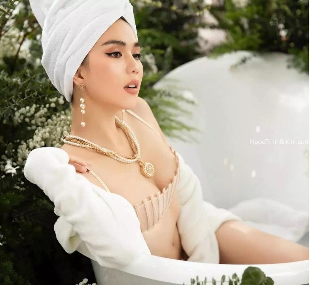 Đôi gò bồng kia mà kẹp cu thì phê phải biết