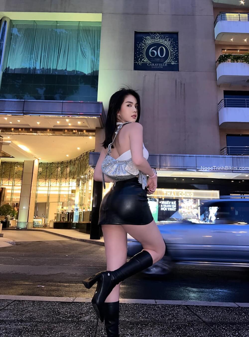 Khoe trọn đít cong mời anh hôn