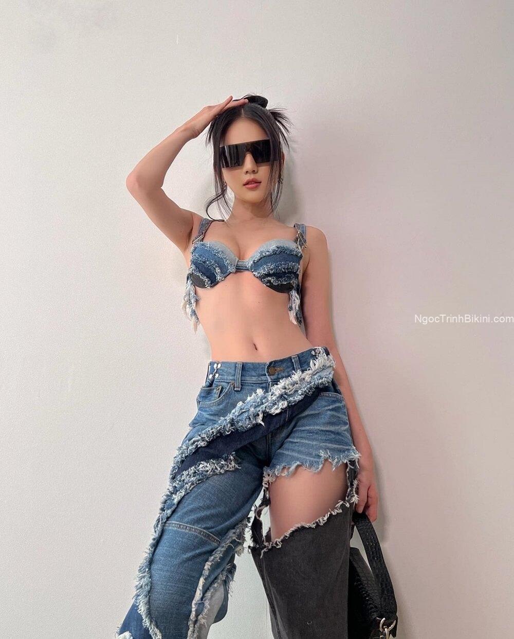 Diện bikini hở bạo lộ khe vú căng cực