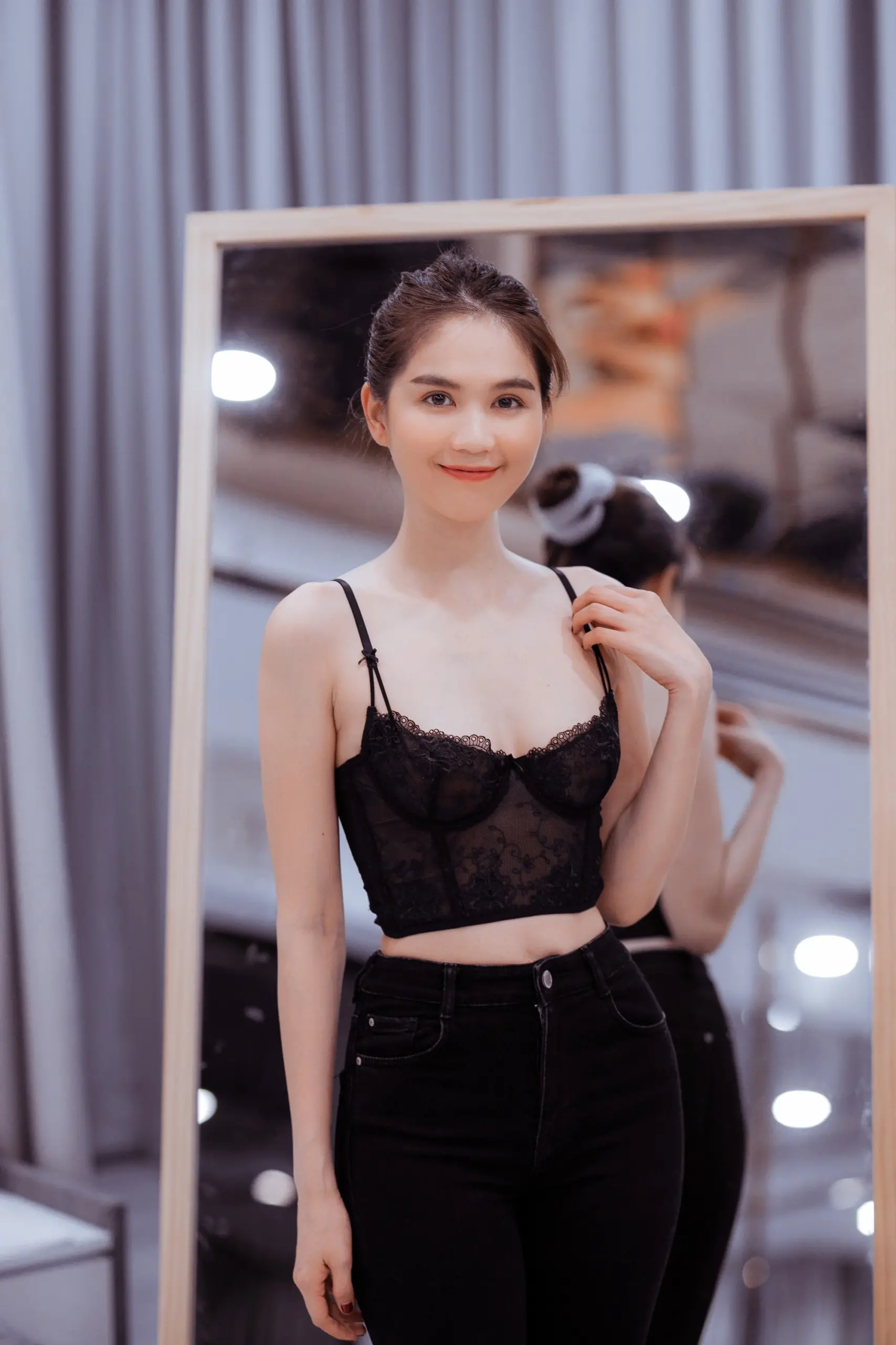 Nữ hoàng nội y khoe vú lẳng lơ trong áo ren huyền bí