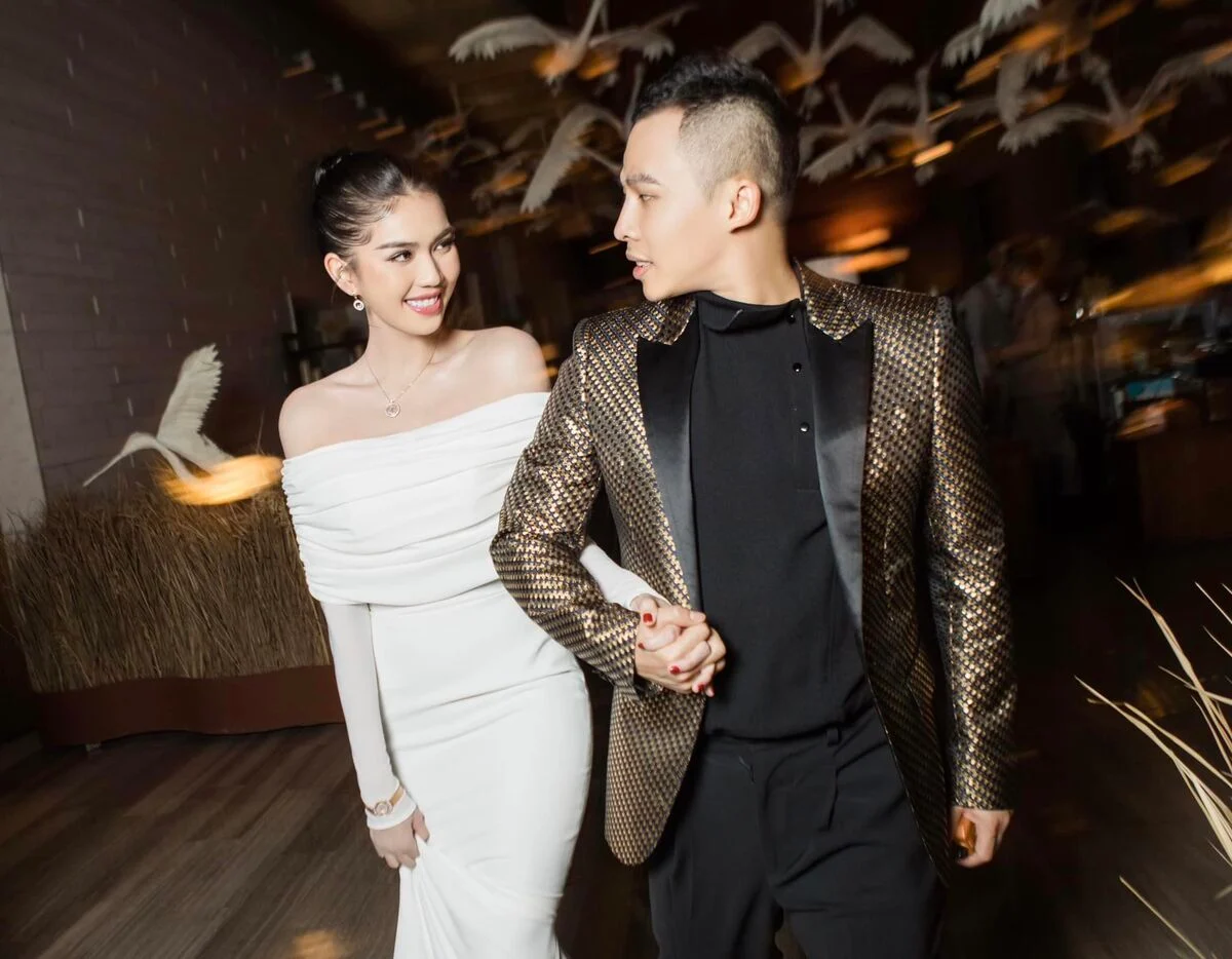 Ngọc Trinh Vũ Khắc Tiệp tay trong tay đi dự tiệc