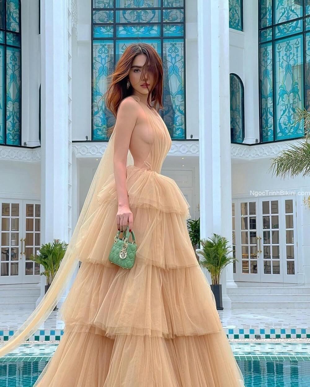 Ngọc Trinh khoe vú lấp ló trong váy xếp tầng cực nứng