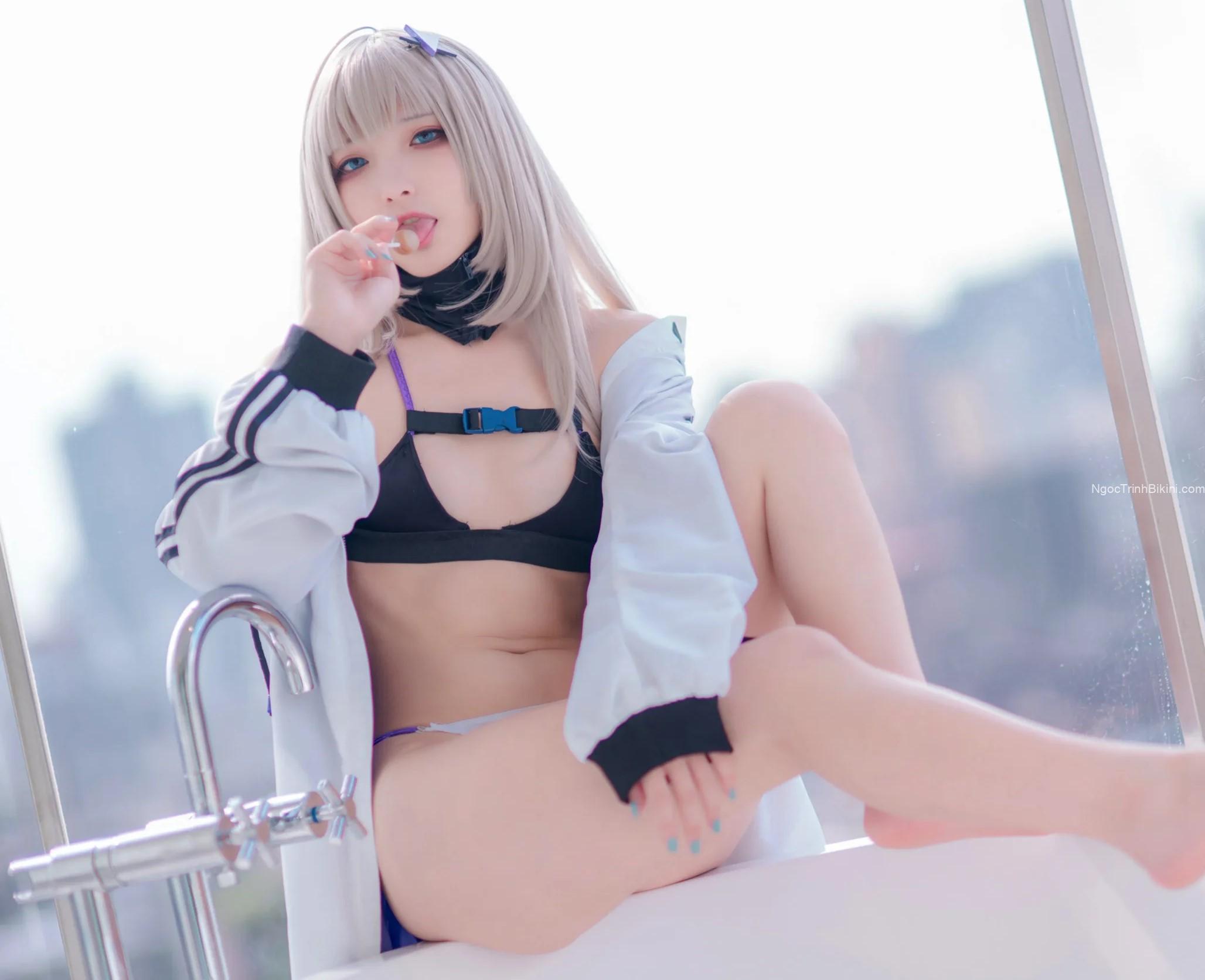 Ngắm ảnh 18+ không che của em gái cosplay ngồi trên thành bồn tắm