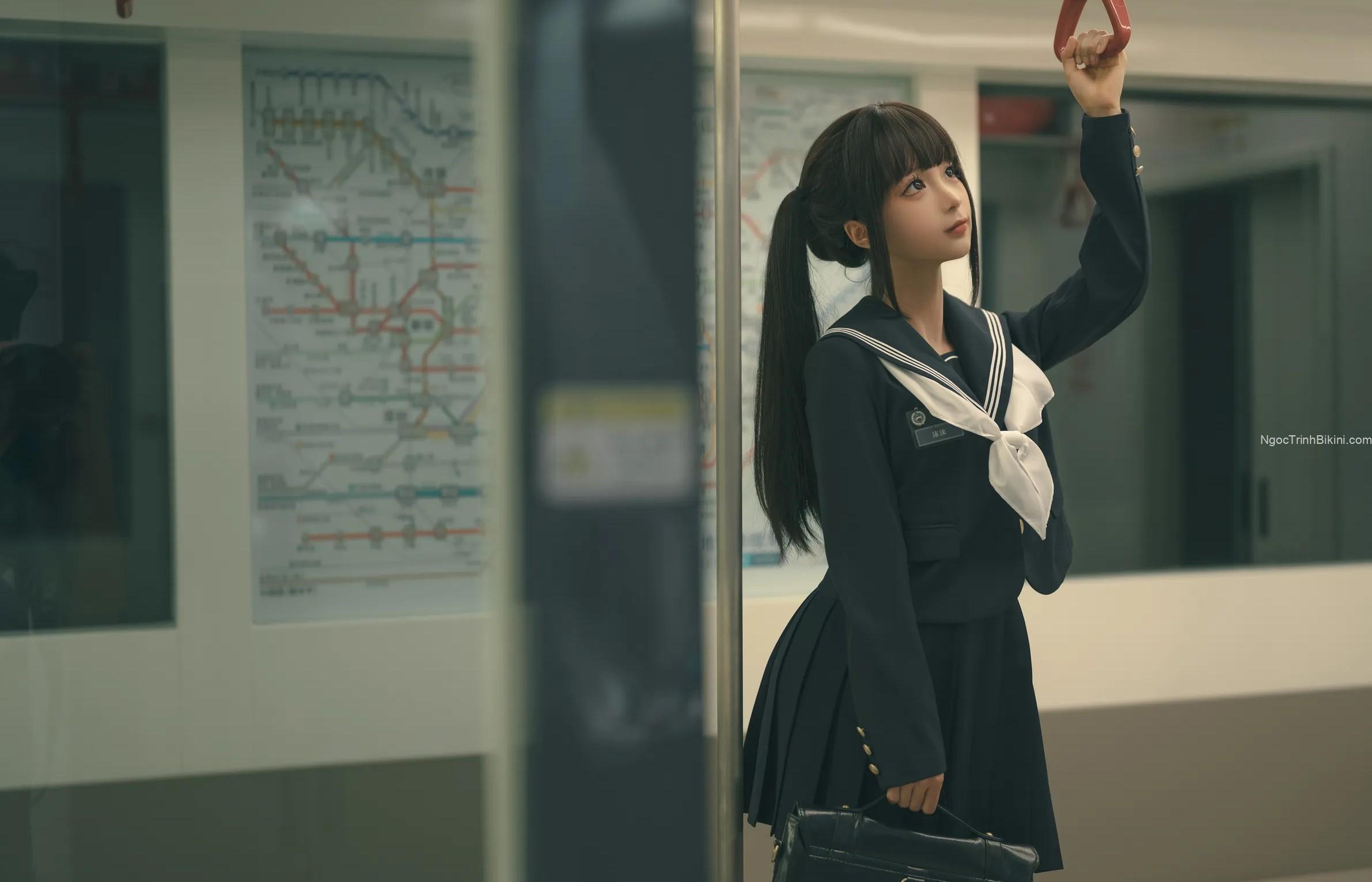 Em gái loli đang trên đường đi học