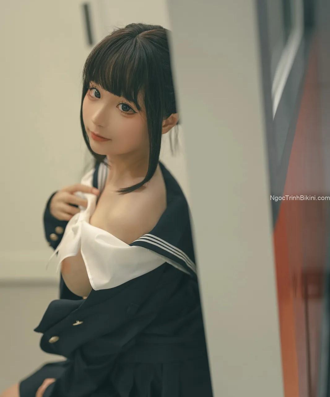 Em nghĩ ở đây không có ai và là địa điểm hợp lý để khỏa thân
