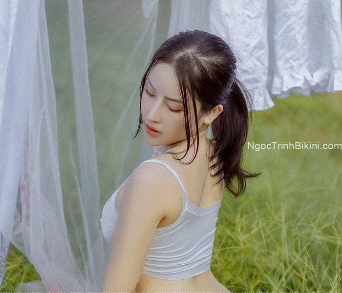Người đẹp bikini khỏa thân khoe vòng một tròn trịa