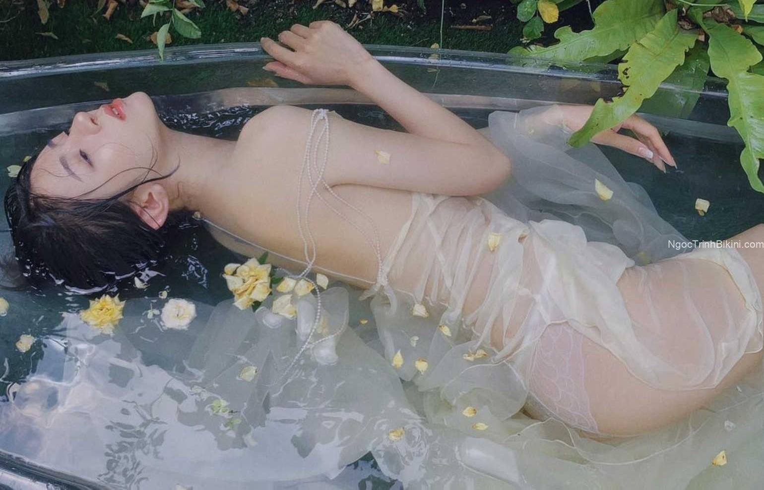Người mẫu bikini khỏa thân với thân hình trắng nõn