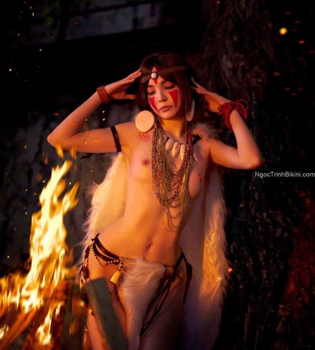 Em gái cosplay thổ dân khỏa thân với vòng một có nhũ hoa hồng hào