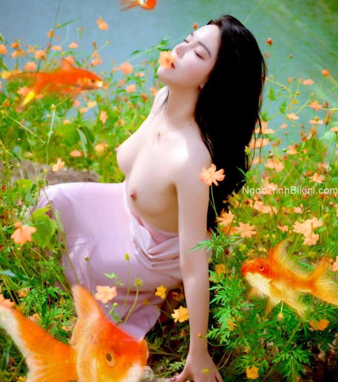 Người mẫu cosplay cổ trang khỏa thân bên ao sen