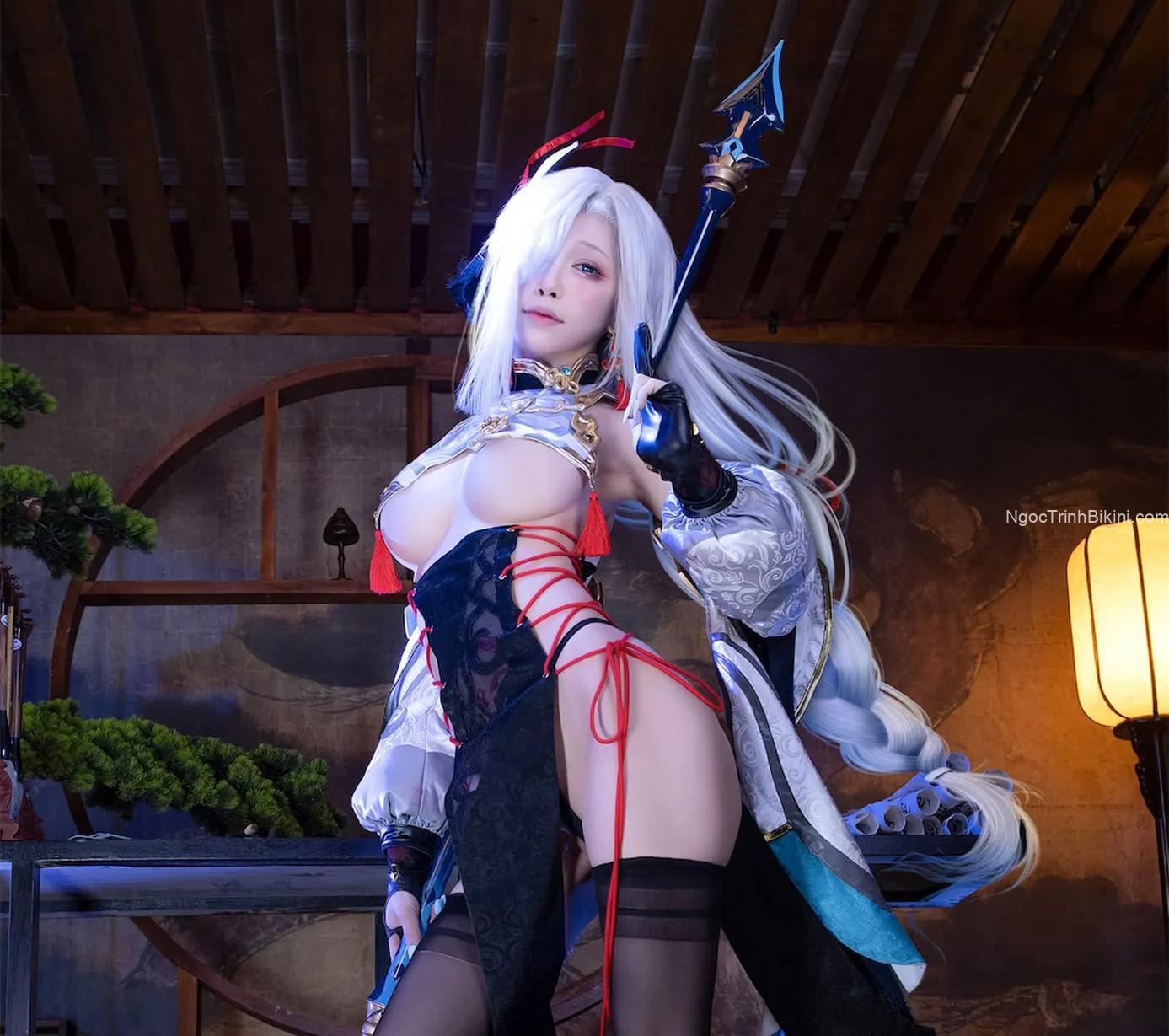 Em gái cosplay khỏa thân khoe vú táo bạo