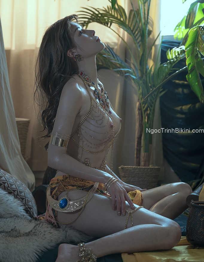 Cô nàng cosplay phong cách nữ hoàng khiến nhiều chàng trai muốn làm đế vương