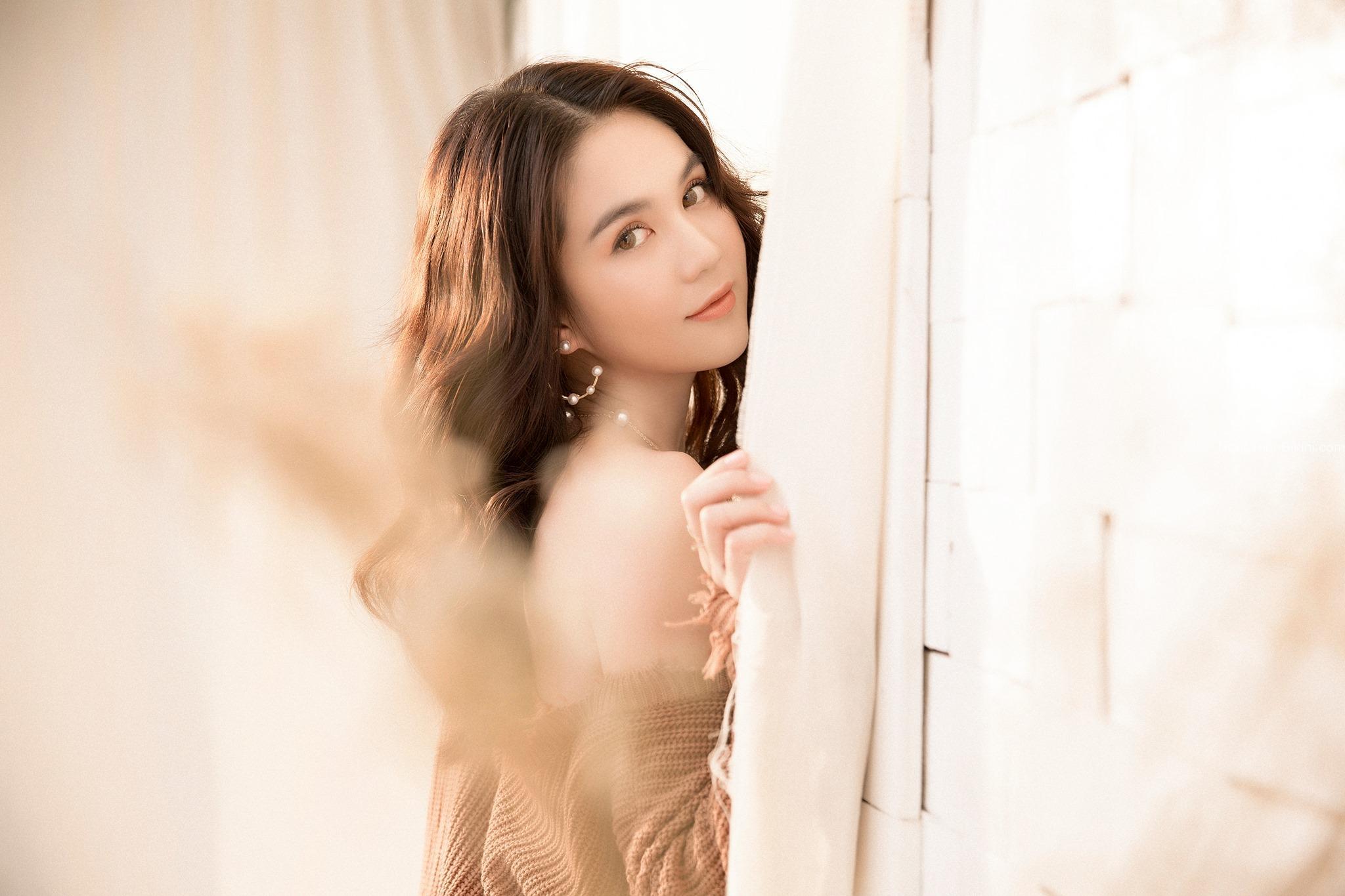 Nữ hoàng nội y Ngọc Trinh trong bồn tắm