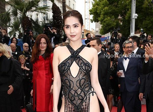 Ngọc Trinh mặc đồ hở hang táo bạo bên nước ngoài