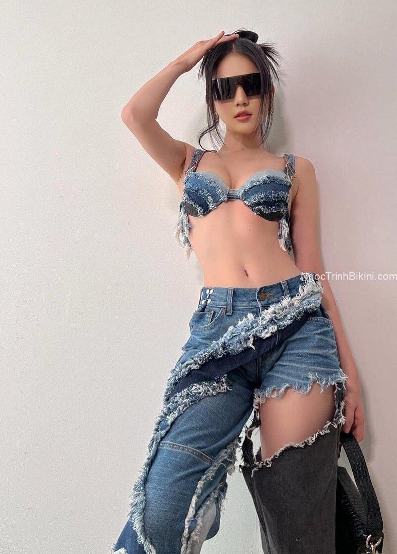 Ngọc Trinh và bộ nội y dạo chơi bên ngoài