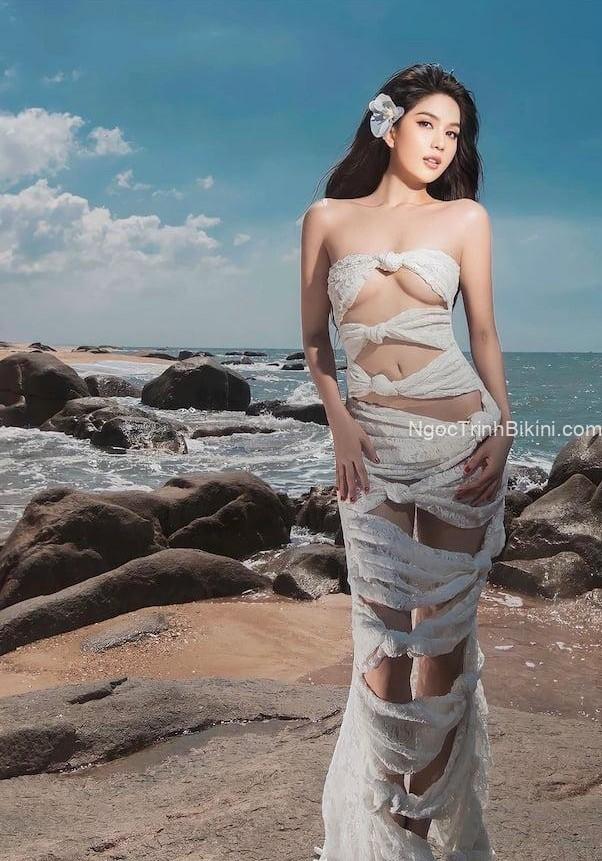 Người đẹp Ngọc Trinh bên bờ biển sóng xô 