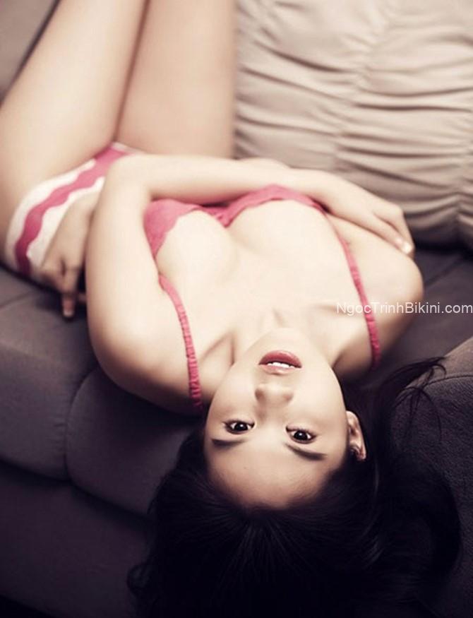 Ngọc Trinh để lộ vòng 1 với ti hồng cực múp