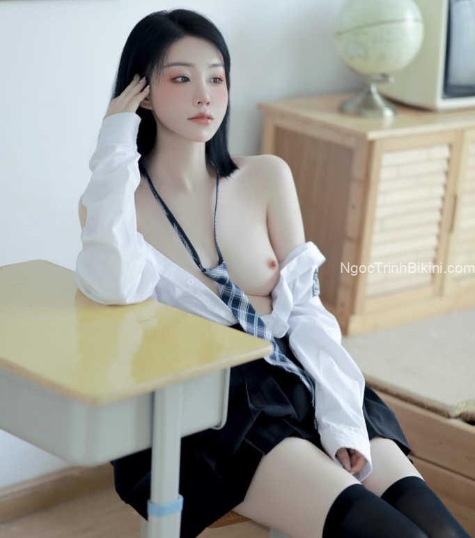 Nàng thơ cosplay học sinh với đào trắng nõn nà