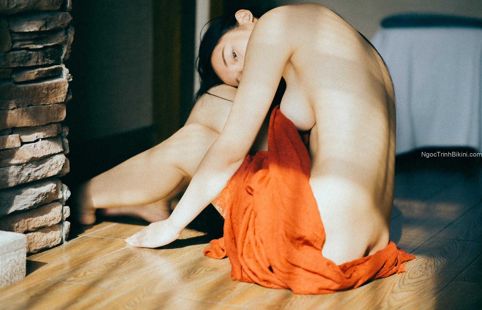 Thân hình em gái khỏa thân trong phòng tối