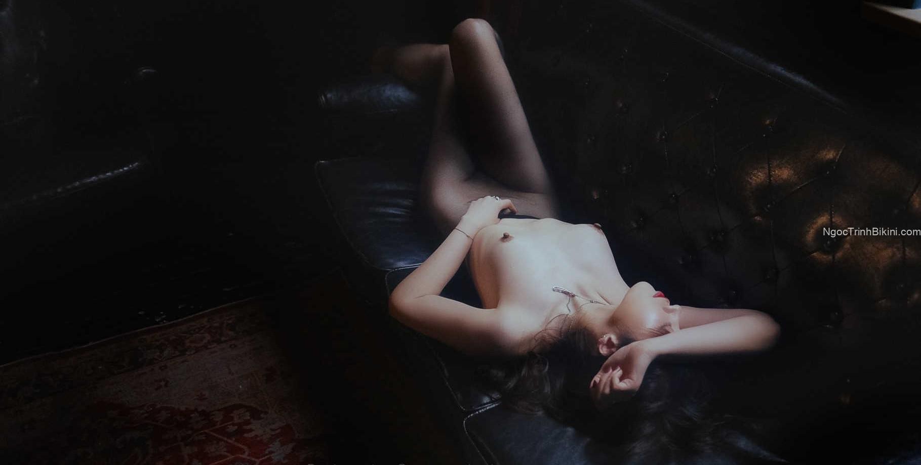 Thân hình trắng trẻo của hot girl khỏa thân