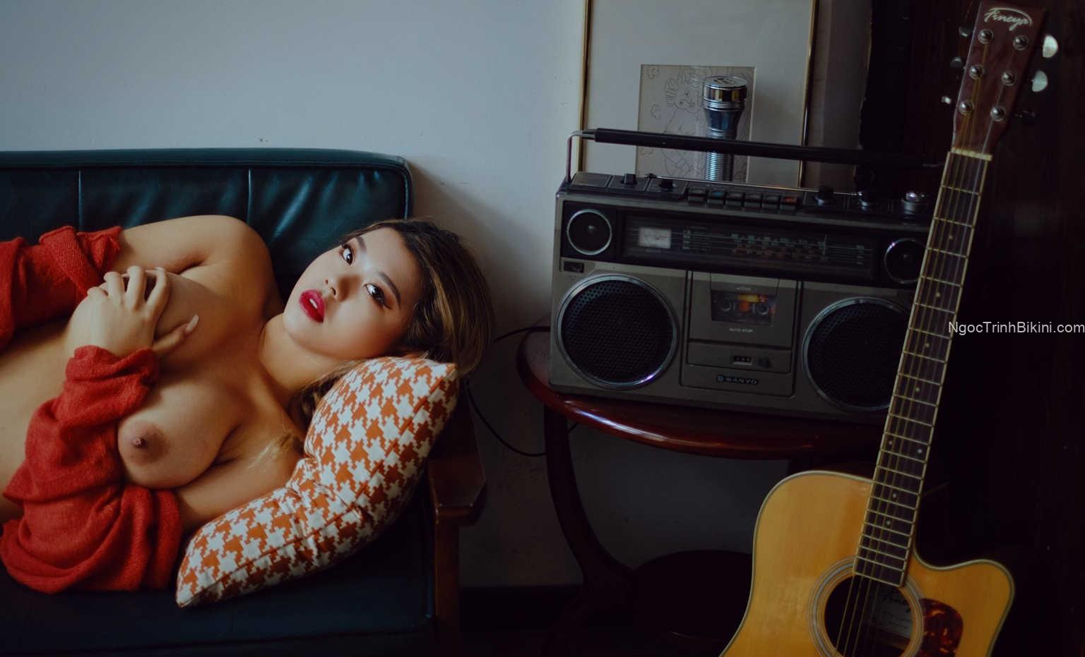 Em gái khỏa thân bên với vú khủng ti hồng