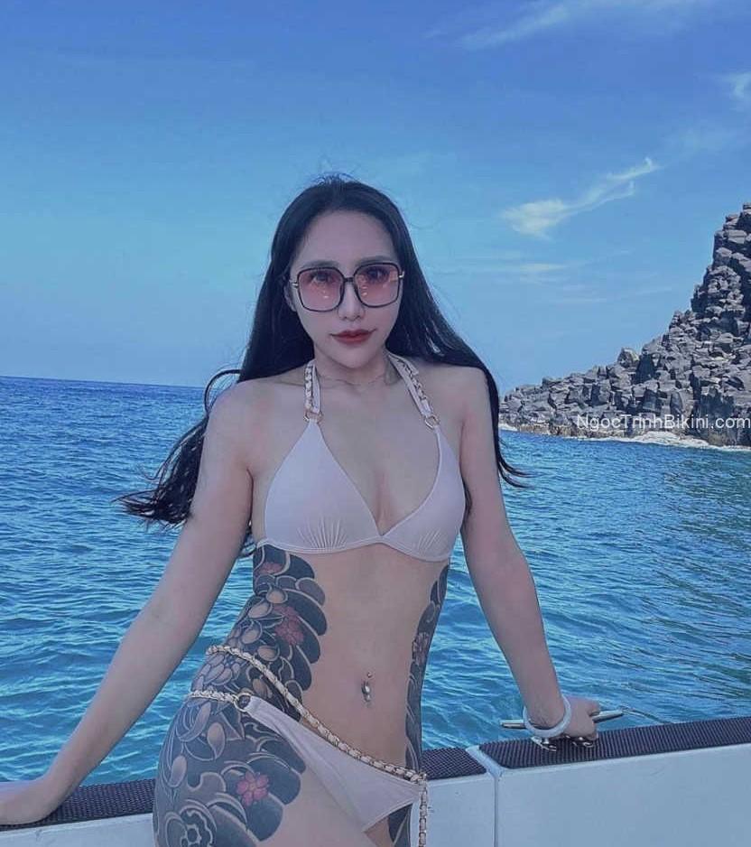 Cơ thể tuyệt đẹp của em gái xăm trổ trên du thuyền