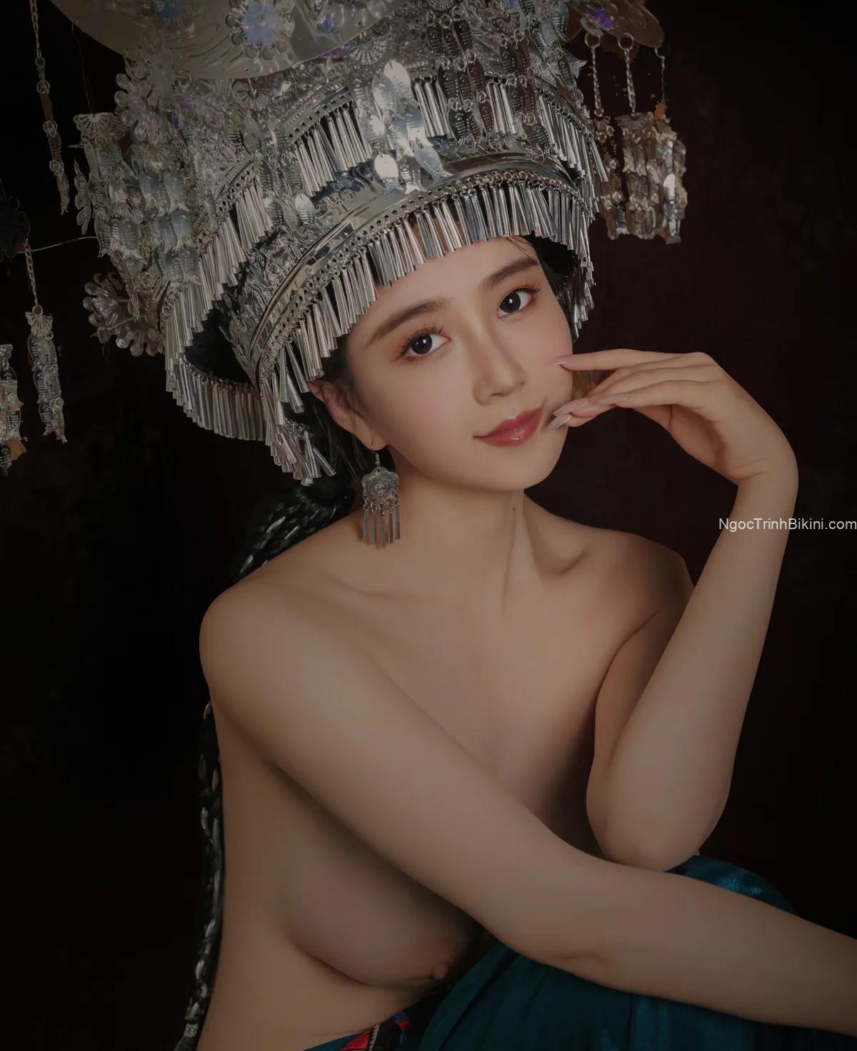 Gái xinh mặc trang phục cổ trang khoe cặp ngực đẫy đà