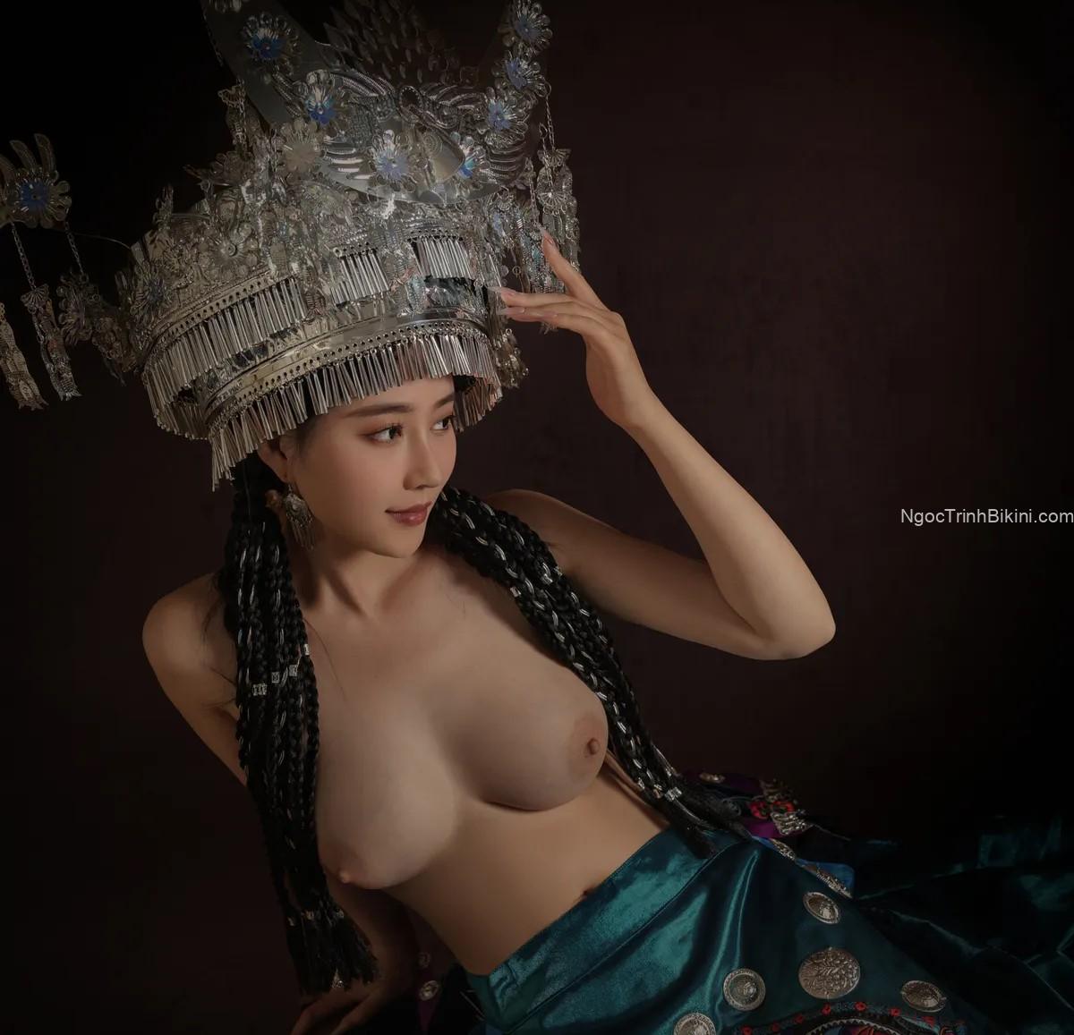Cặp ngực cực bự của gái xinh mặc trang phục cổ trang