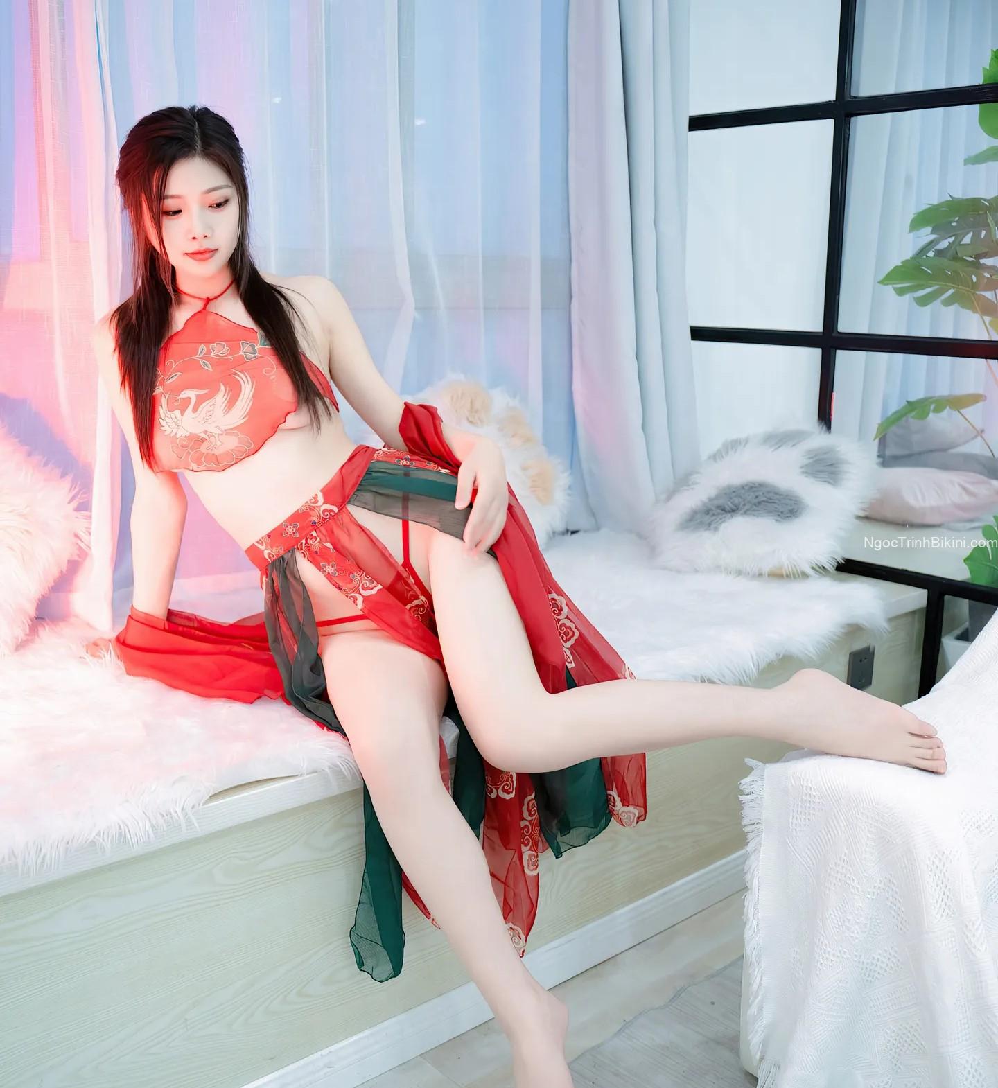 Cặp giò trắng trẻo của em gái khỏa thân xinh đẹp