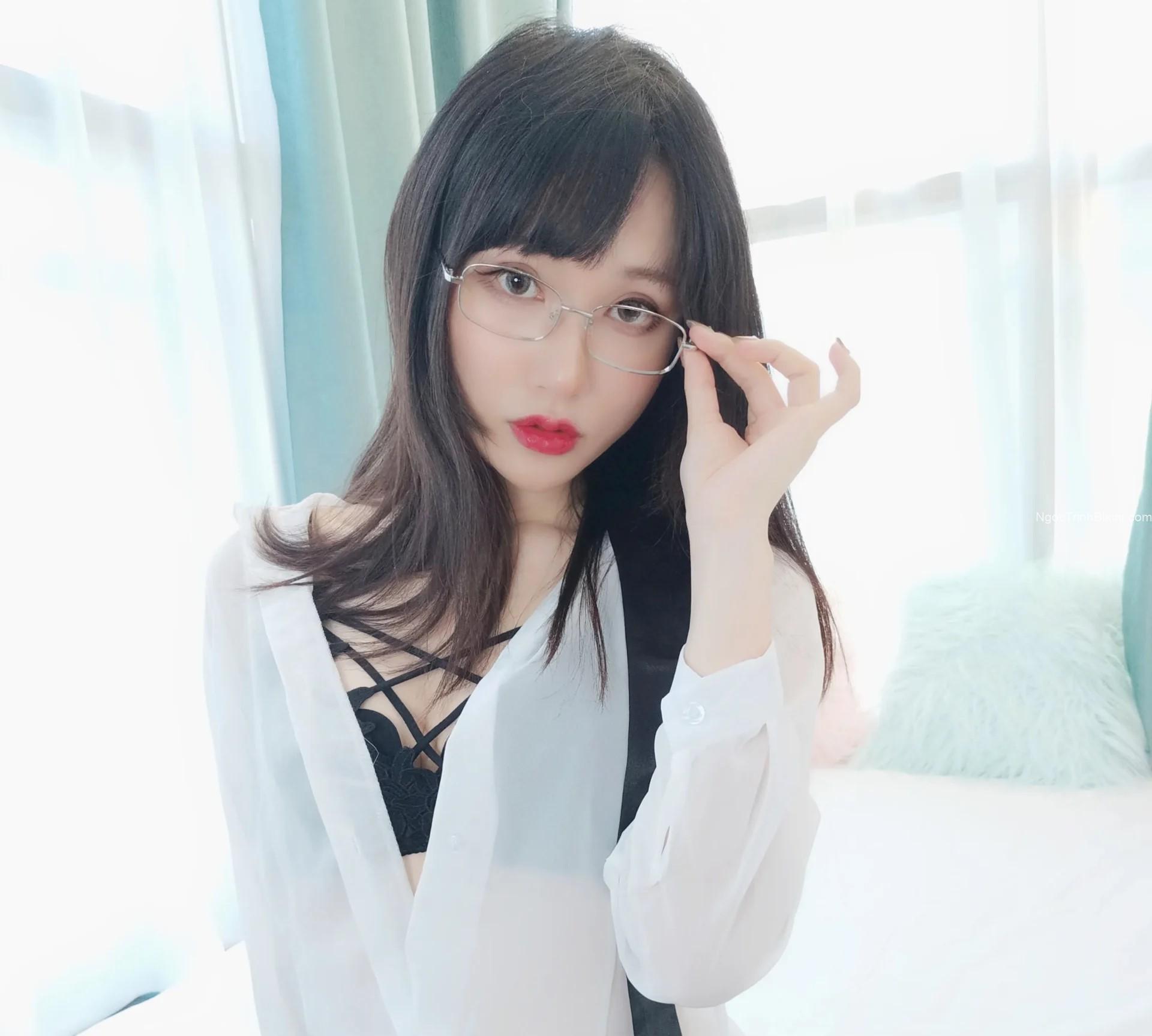 Ở công ty em là thư ký, ở trên giường em là cừu non