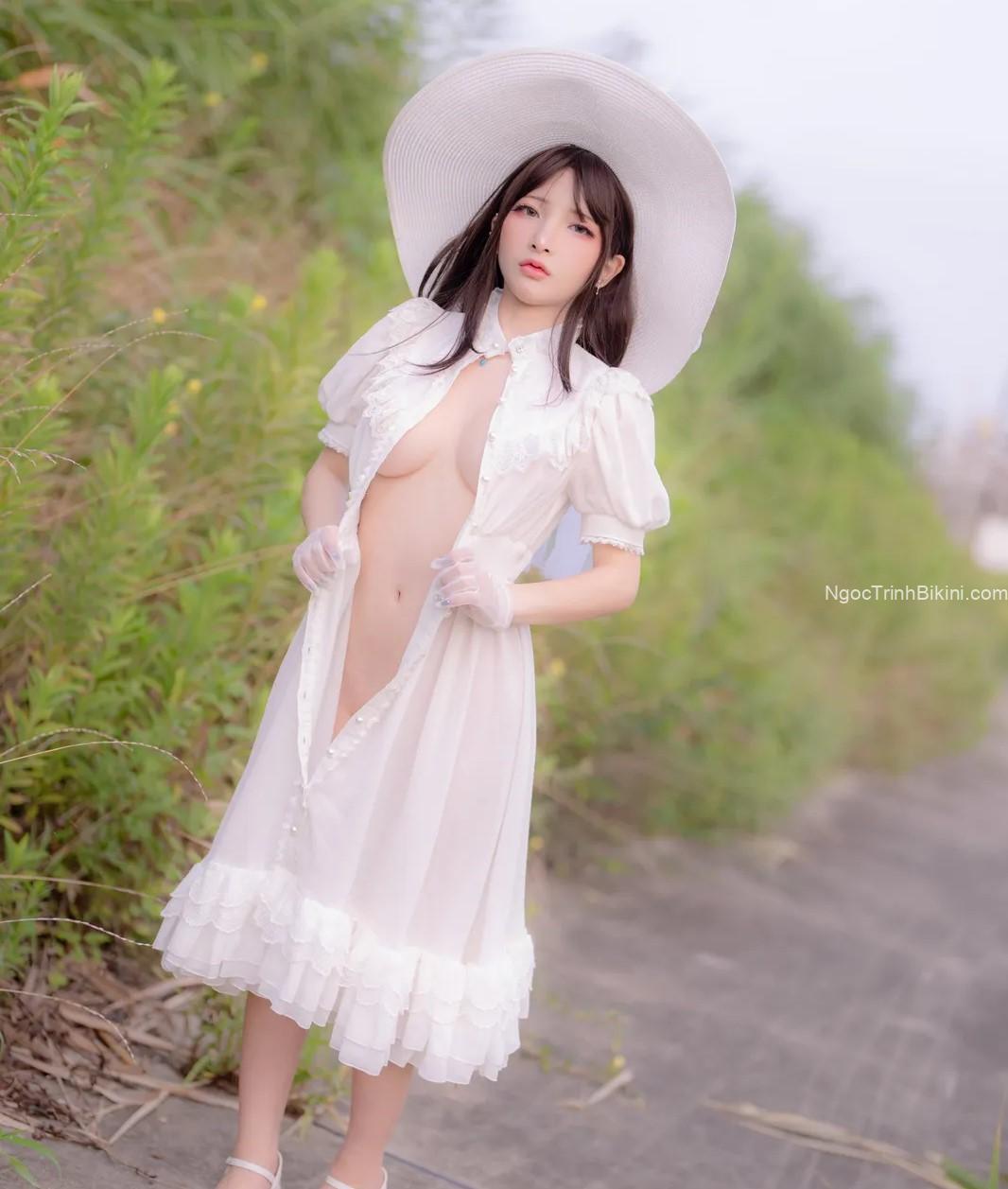 Ngắm gái xinh khỏa thân đi trên đường mòn