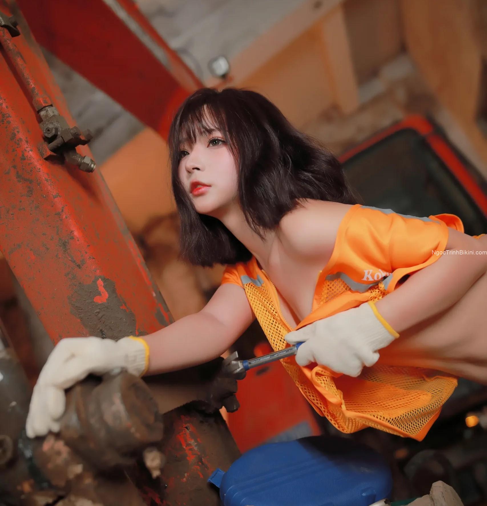 Ngắm vú đẹp không che của cô công nhân tại công trường