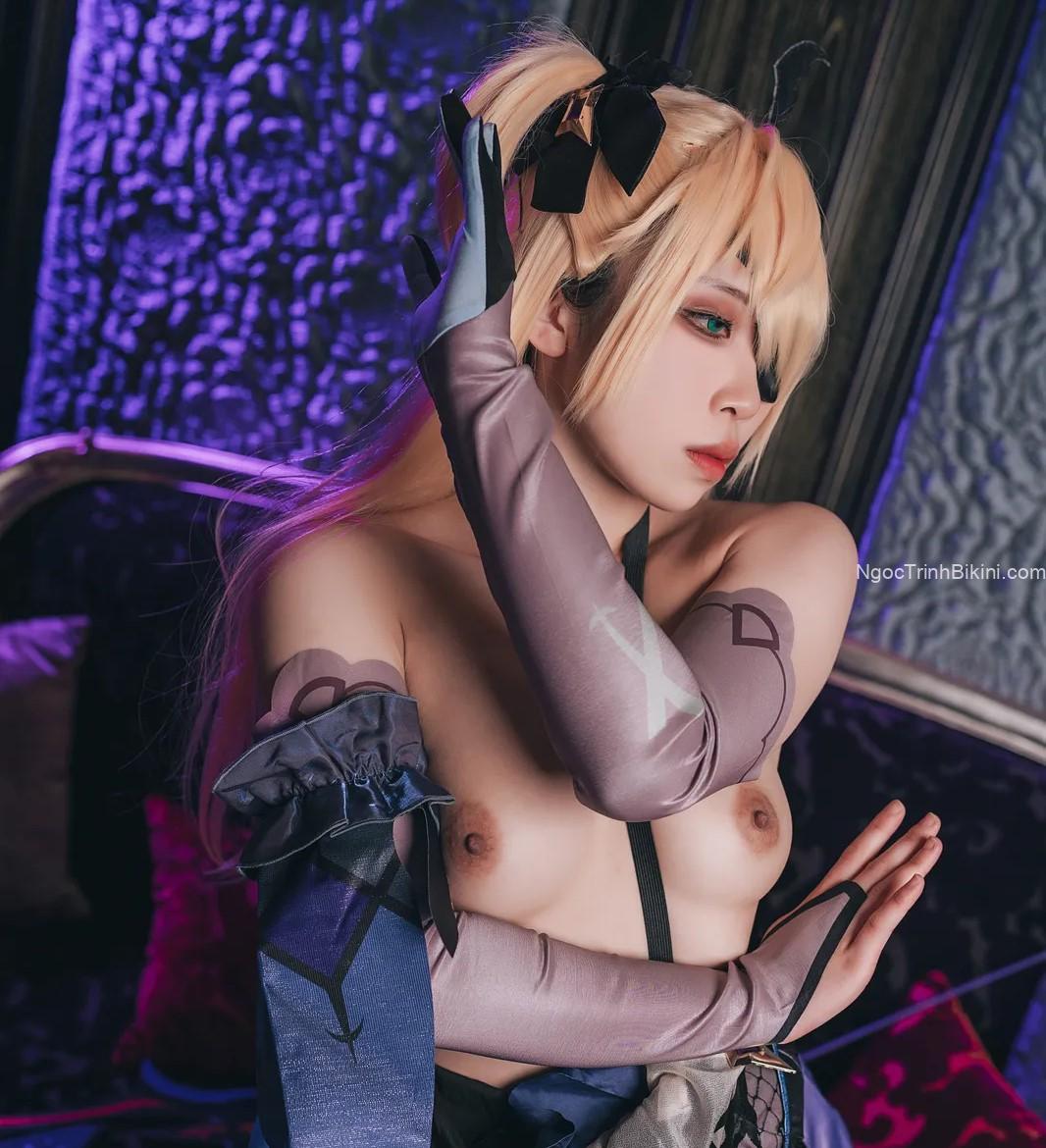Em gái cosplay khoe cặp vú tròn trịa