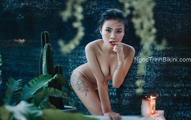 Em gái xăm mình khỏa thân bên cây xương rồng gai