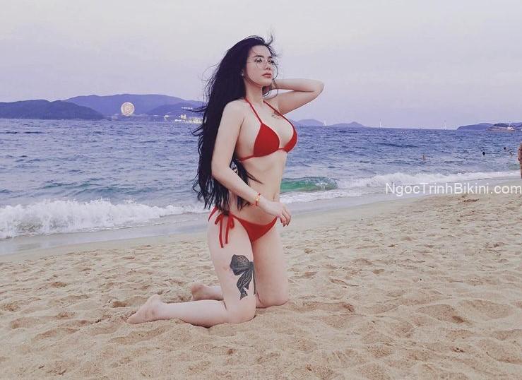 Gái xinh bên bờ biển cát trắng
