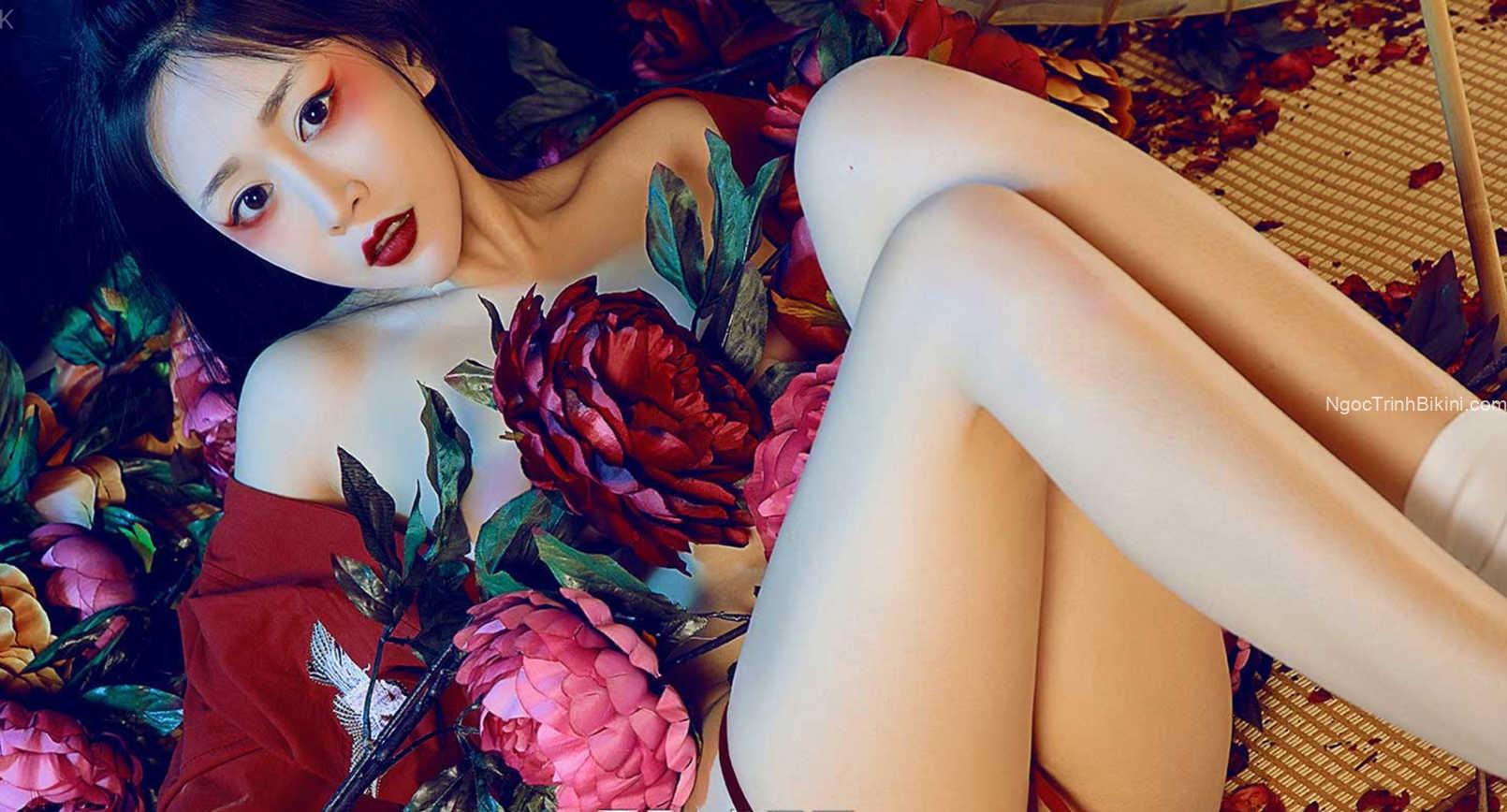 Gái xinh không mặc đồ e thẹn dùng hoa để che