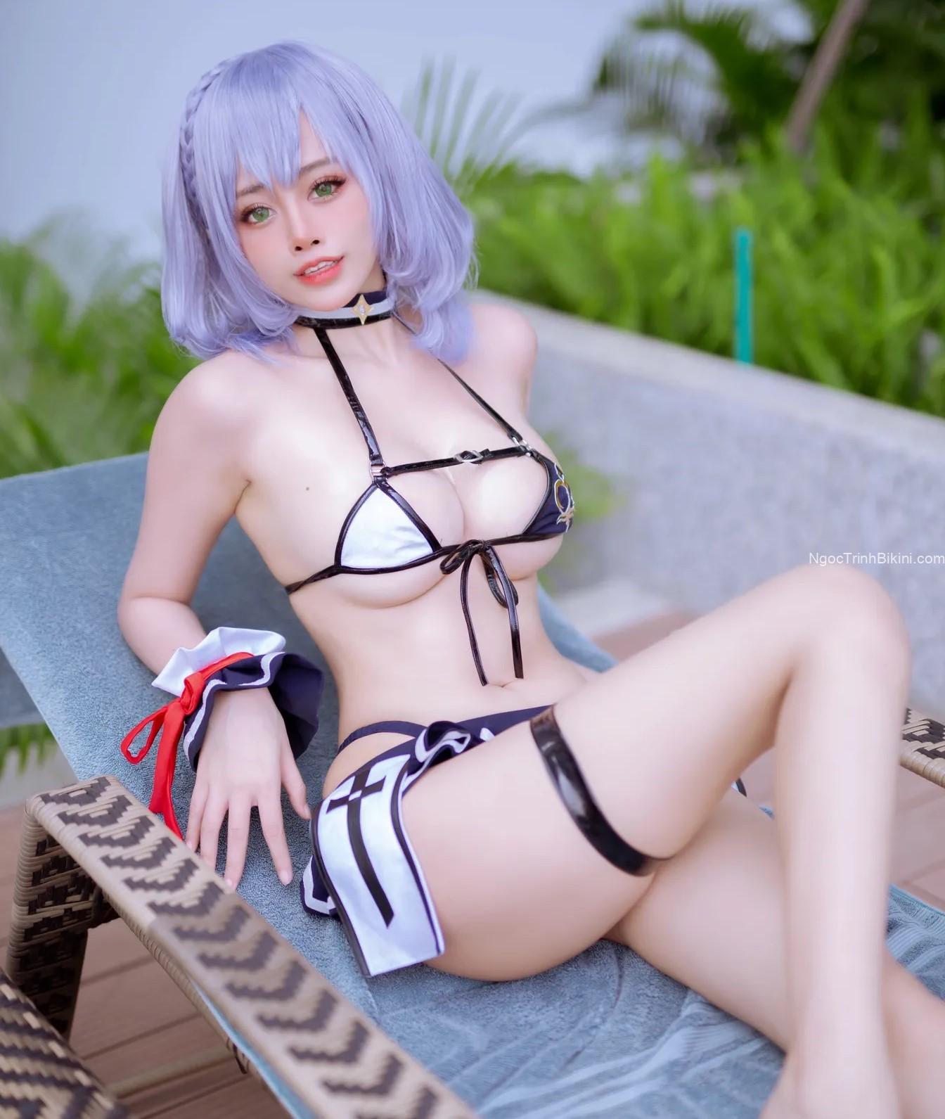 Bầu ngực căng mọng lấp ló dưới bộ bikini của gái xinh tắm nắng 