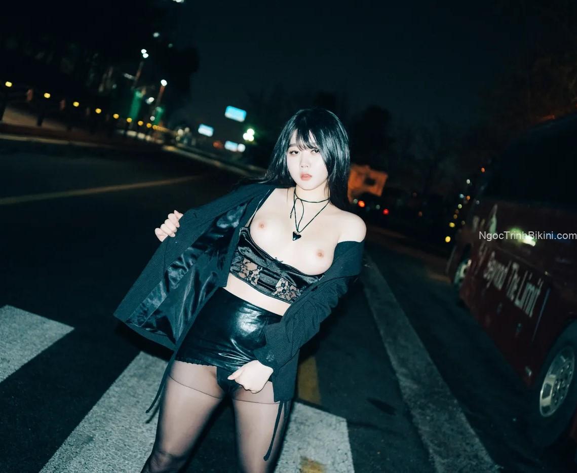 Cô nàng xinh gái hở áo cực sexy ngoài đường 