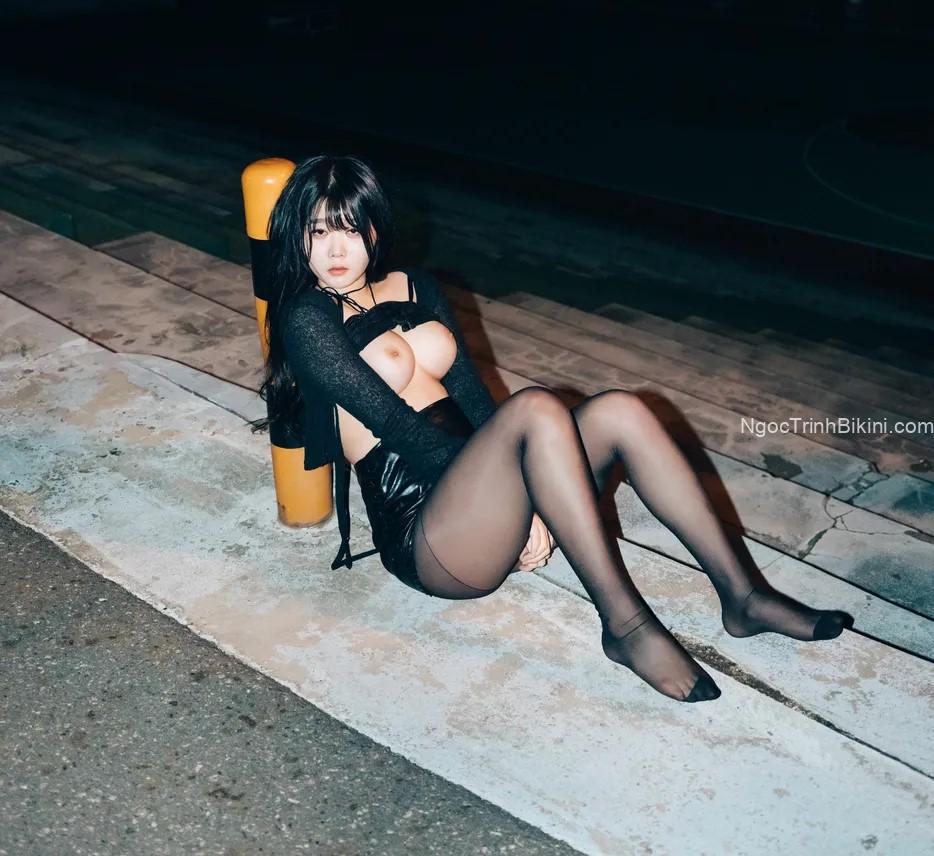 Phong cách mặc như không mặc của em gái lột đồ giữa đường