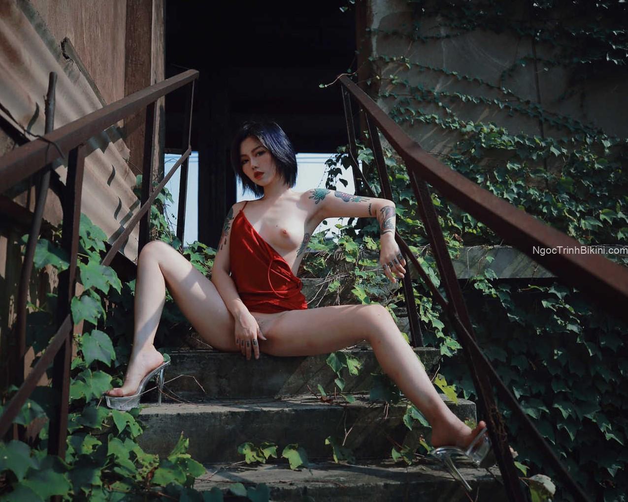 Bộ sưu tập ảnh gái xinh show lồn không che ngồi trên cầu thang