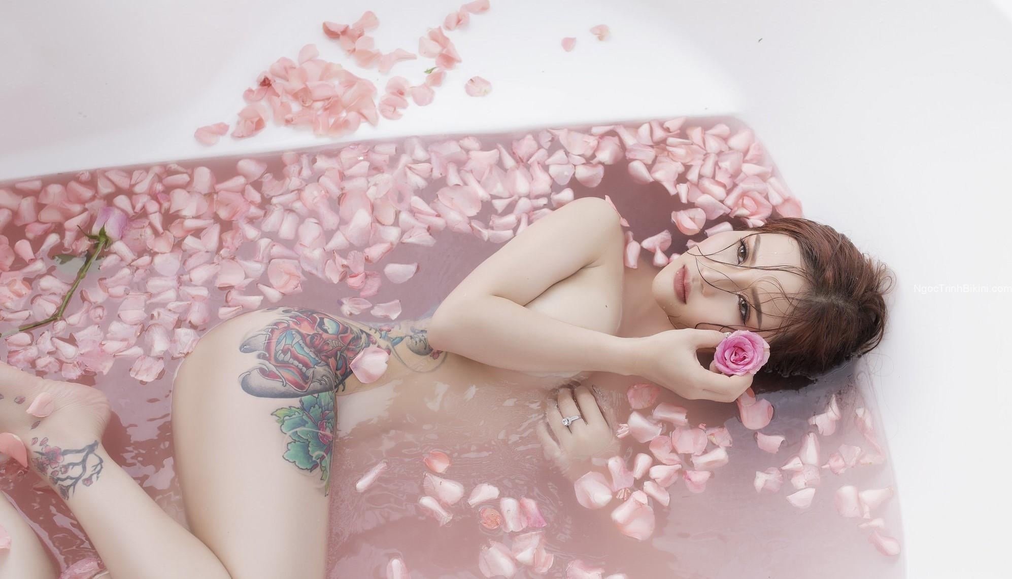 Cô nàng xăm trổ khỏa thân trong bồn tắm