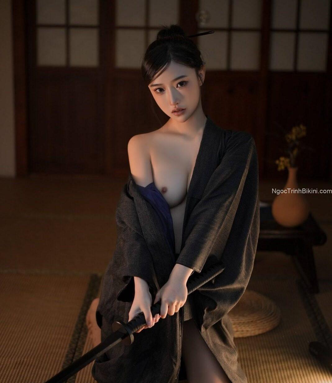Ngắm ảnh khỏa thân gái xinh cầm katana